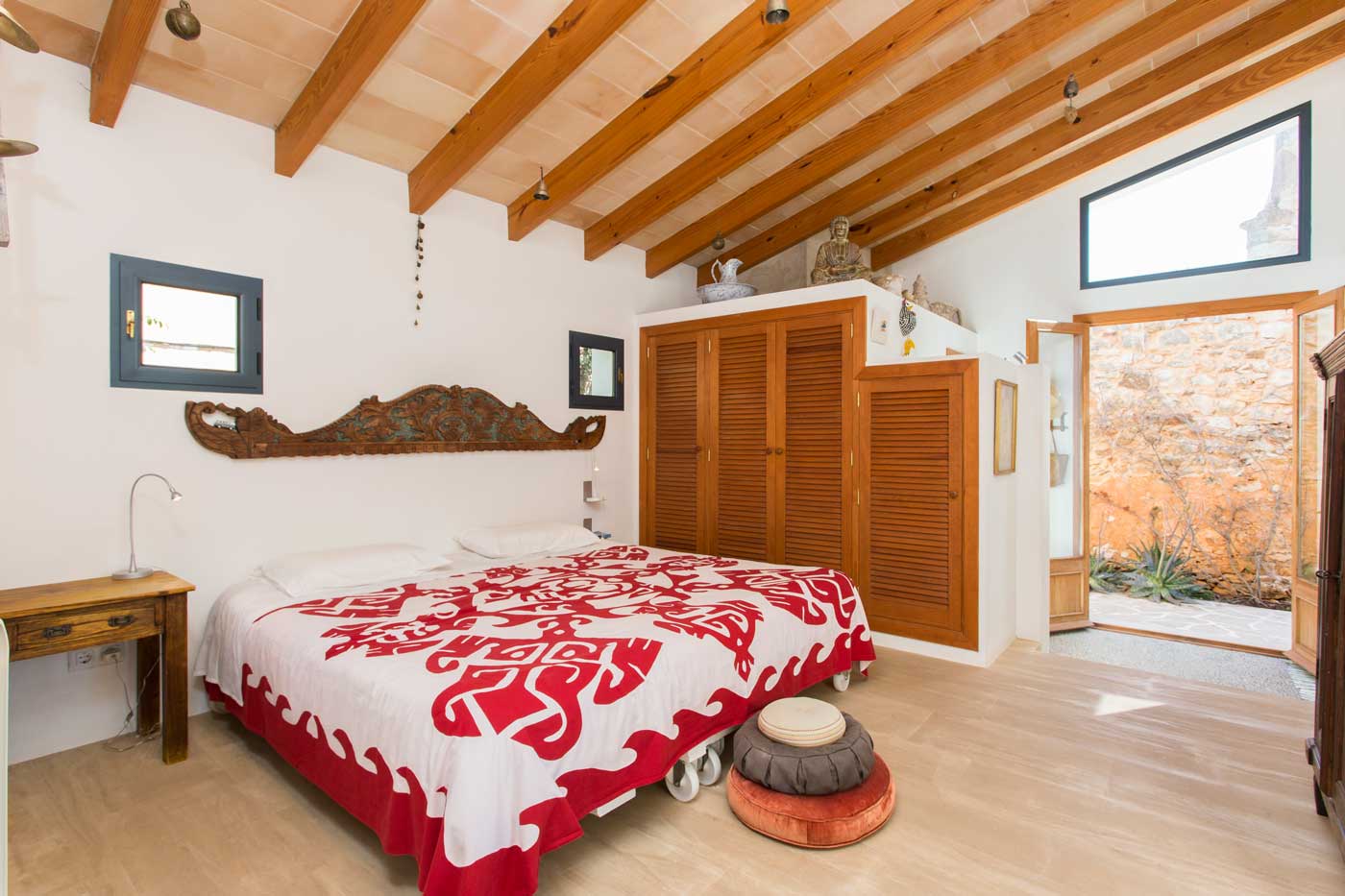 SHIVA: suite with king size bed, shower with glass ceiling and bathroom